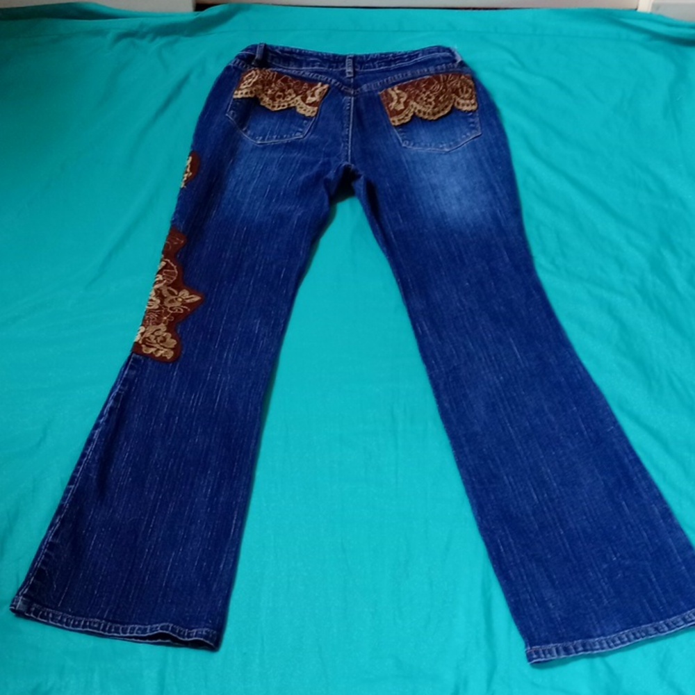 B Street Blue Bootcut Jeans w/ Brown Floral Lace Detail | Size 8 - Picture 13 of 16